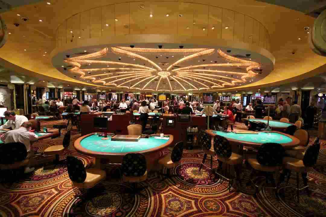 Một góc bàn chơi tại Crown Casino rất nhộn nhịp với người chơi từ nhiều quốc gia