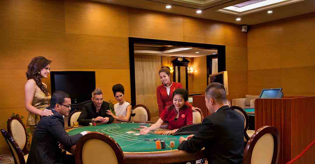 Một bàn chơi table game của sòng bạc Crown Casino