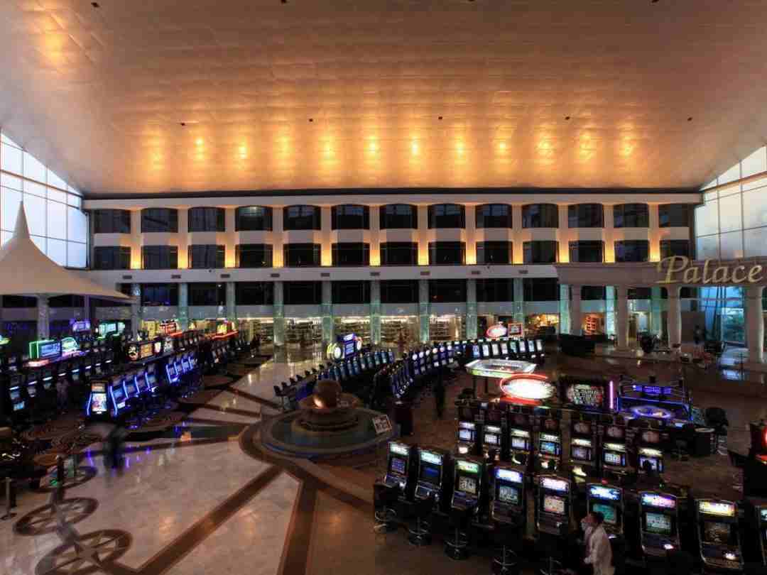 Holiday Palace Resort & Casino với dàn máy chơi game xịn mịn